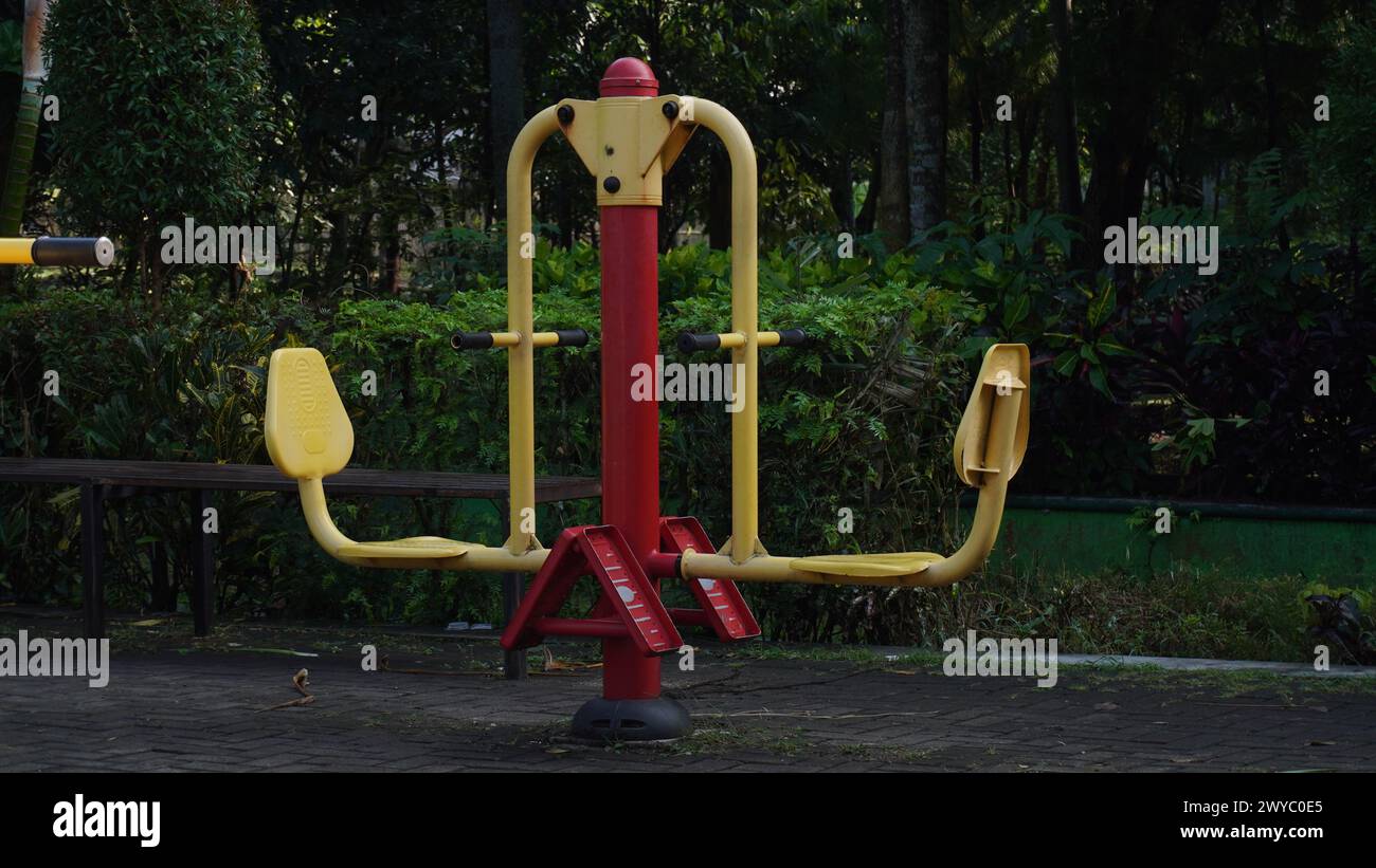Attrezzature sportive pubbliche nel parco Singha Malang che viene utilizzato per allenare i muscoli delle gambe sollevando pesi dal nostro peso corporeo Foto Stock