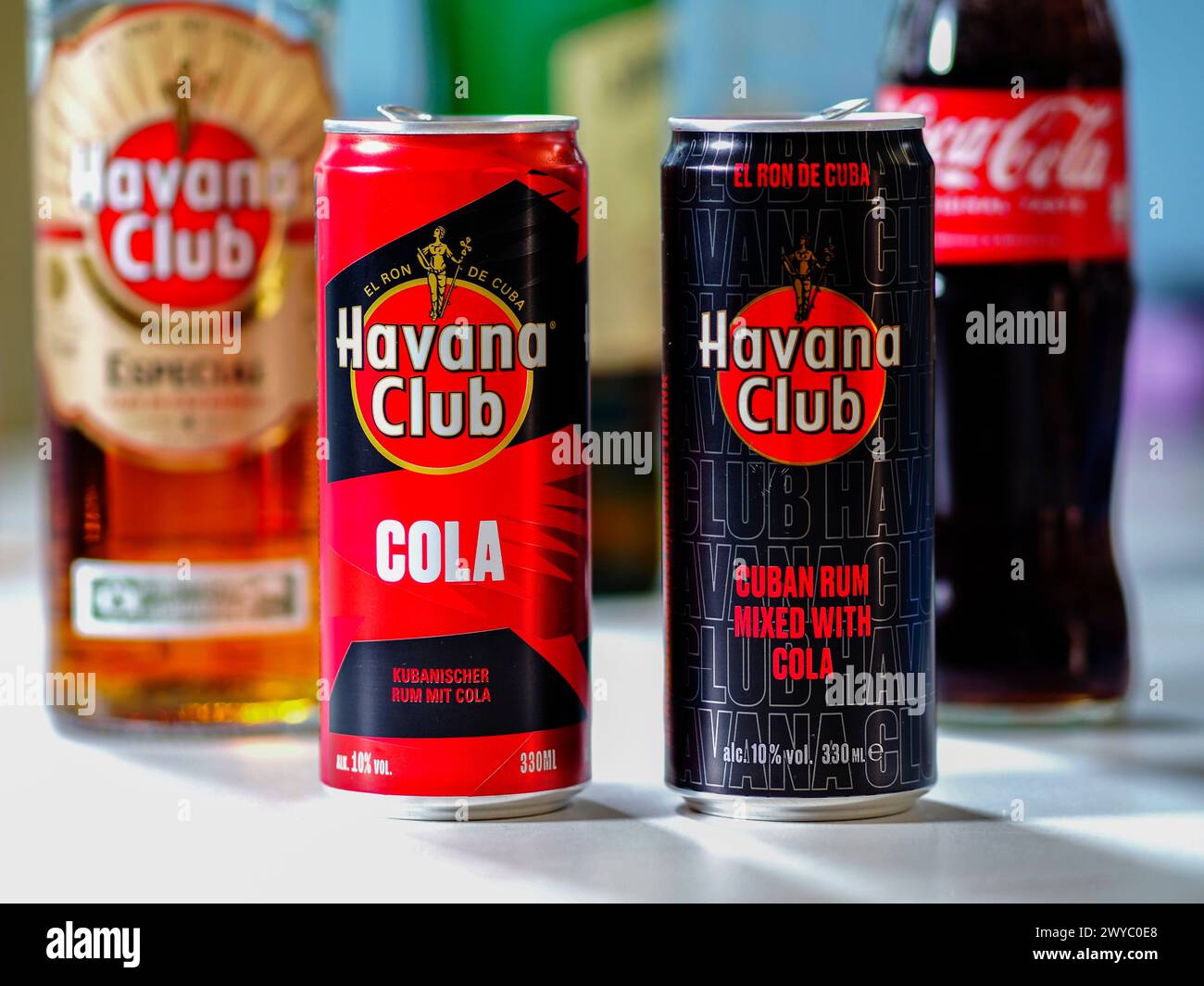 In questa foto, le lattine di Havana Club mescolano pronti da bere visibili su un tavolo. Foto Stock