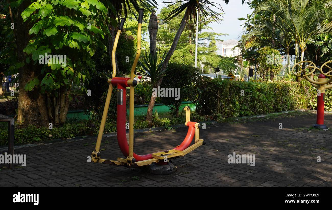 Attrezzature sportive pubbliche nel parco Singha Malang che viene utilizzato per allenare i muscoli delle gambe sollevando pesi dal nostro peso corporeo Foto Stock