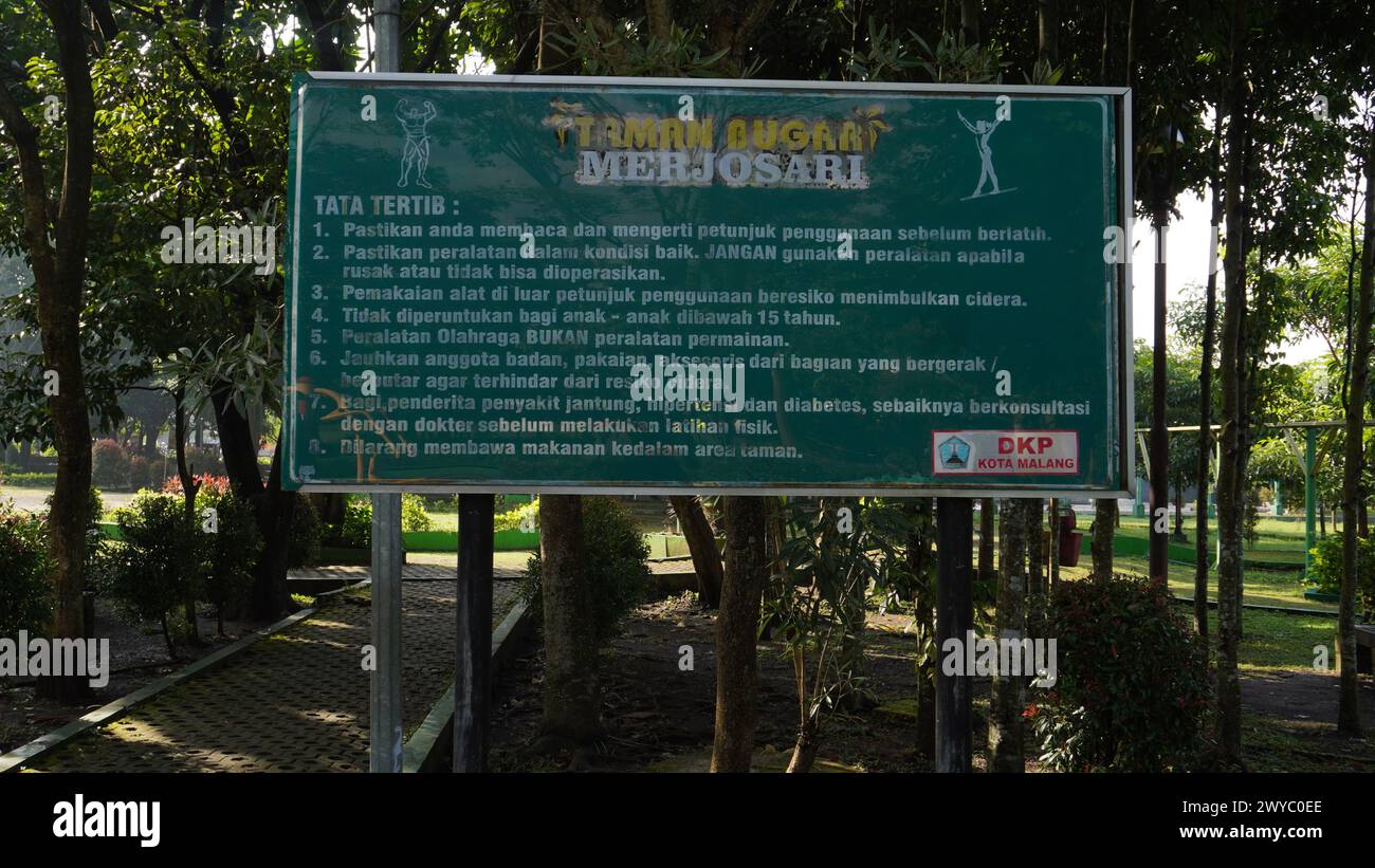 Regole per l'uso delle attrezzature da palestra pubbliche nel parco fitness di Singha Park, Malang Foto Stock