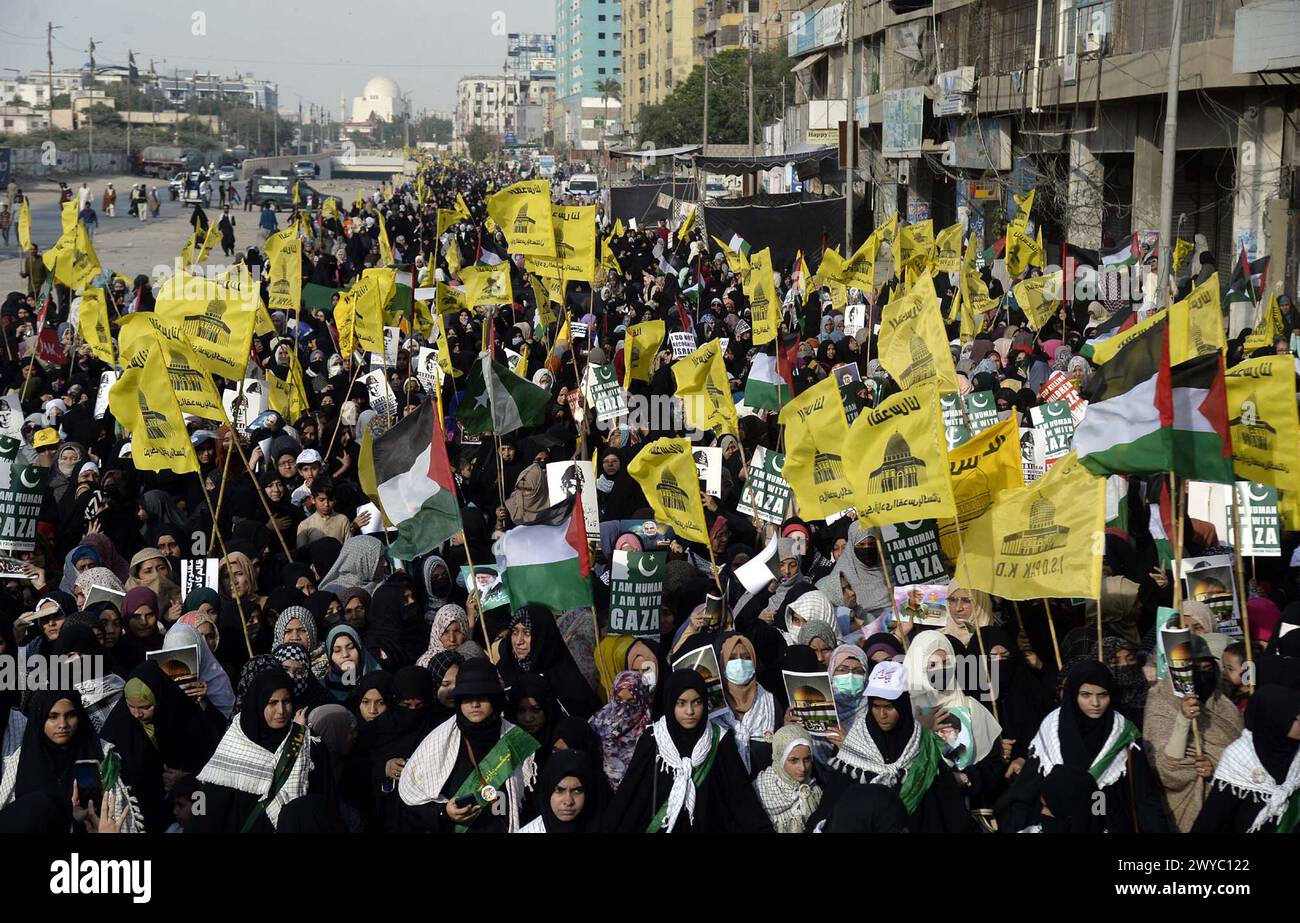 I partecipanti stanno organizzando una manifestazione di protesta contro Stati Uniti e Israele, mentre celebrano Youm-ul-Quds per mostrare solidarietà al popolo palestinese, organizzata da Tehreek-e-Azaadi al-Quds Pakistan, presso M.A Jinnah Road a Karachi venerdì 5 aprile 2024. Foto Stock