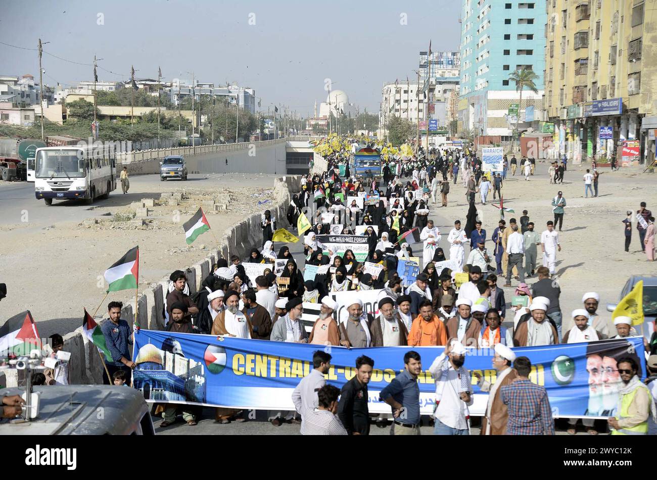 I partecipanti stanno organizzando una manifestazione di protesta contro Stati Uniti e Israele, mentre celebrano Youm-ul-Quds per mostrare solidarietà al popolo palestinese, organizzata da Tehreek-e-Azaadi al-Quds Pakistan, presso M.A Jinnah Road a Karachi venerdì 5 aprile 2024. Foto Stock
