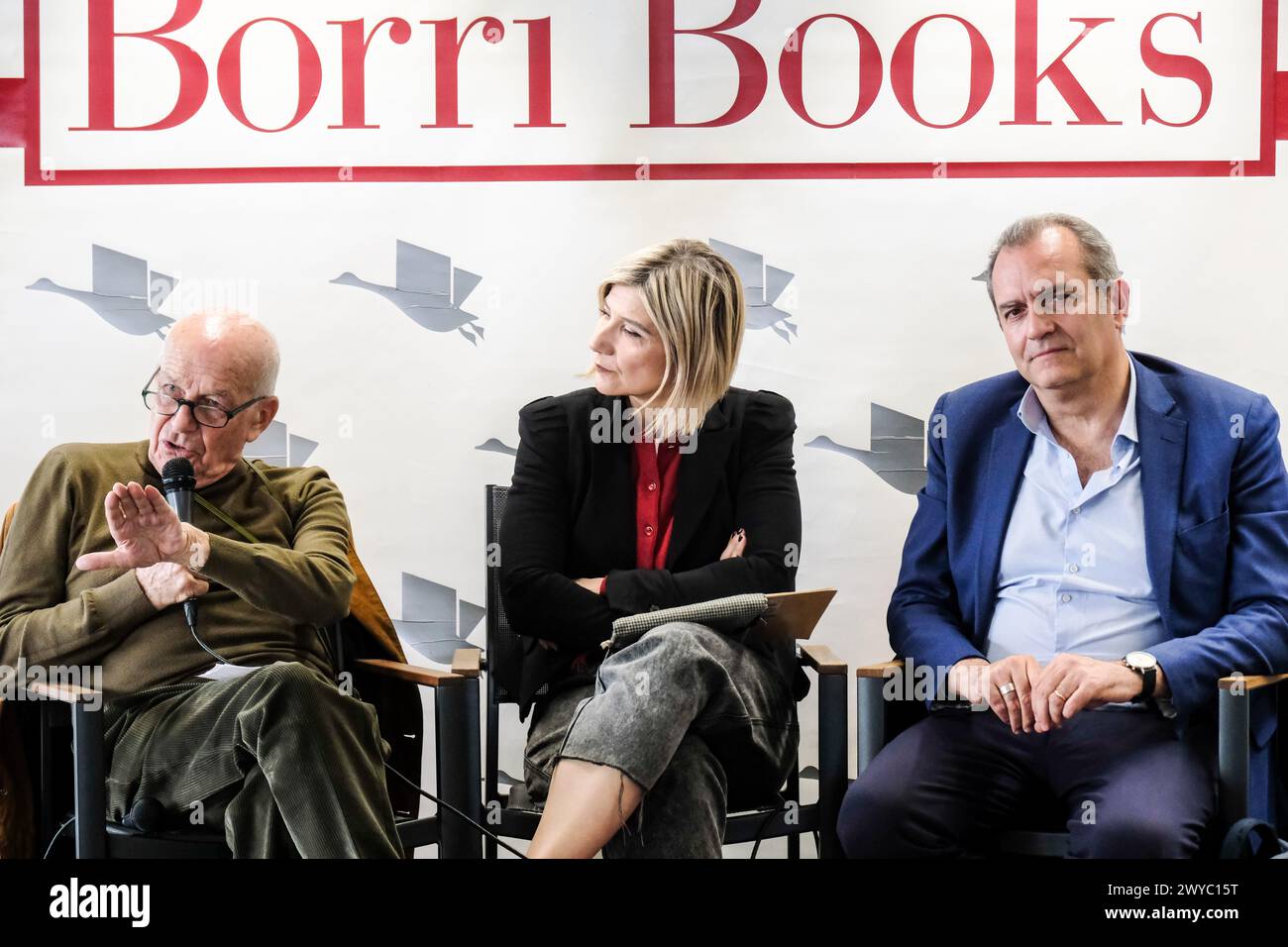 Luigi de Magistris (dx), ex sindaco di Napoli, ex magistrato ed ex mep, presenta il suo libro &#x2018;voglia di sinistra, idee per rinnovare la lotta politica' dialogando con l'ex presidente della camera dei deputati ed ex segretario di Fondazione Comunista Fausto Bertinotti, Francesca Fornario (centro) libreria Borri Books a Roma a Roma, Venerd&#xec; 05 aprile 2024 (foto Mauro Scrobogna/LaPresse) Luigi de Magistris (destra), ex sindaco di Napoli, ex magistrato ed ex deputato europeo, presenta il suo libro "desiderio per la sinistra, idee per rinnovare la lotta politica" in dialogo Foto Stock