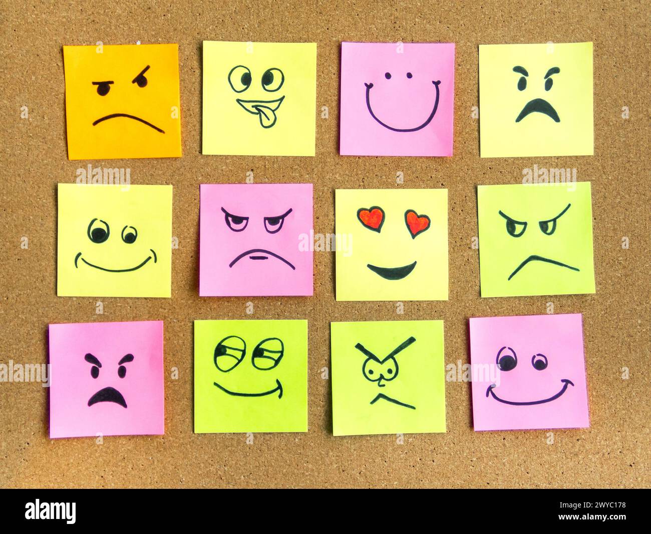 bordo di sughero con il palo colorato relativo che rappresenta le varie emoticon con concetto di comunicazione di varie emozioni Foto Stock