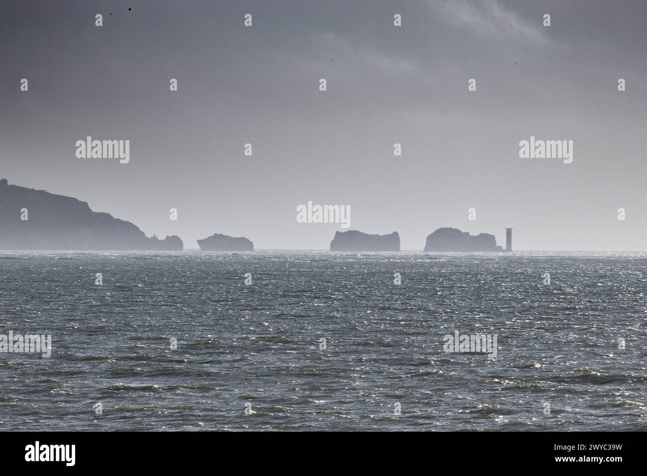 Milford sul mare, baite sulla spiaggia dell'hampshire e vista IOW, The Neddles, Solent Foto Stock