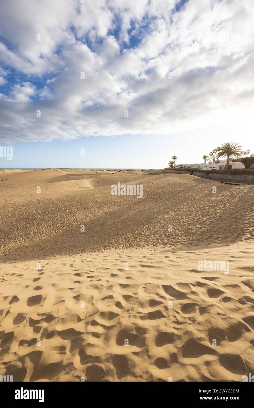 Le dune di Maspalomas nel sud dell'isola Grand Canary con diversi visitatori non identificabili che passeggiano. Maspalomas, Grand Canary, Spagna Foto Stock