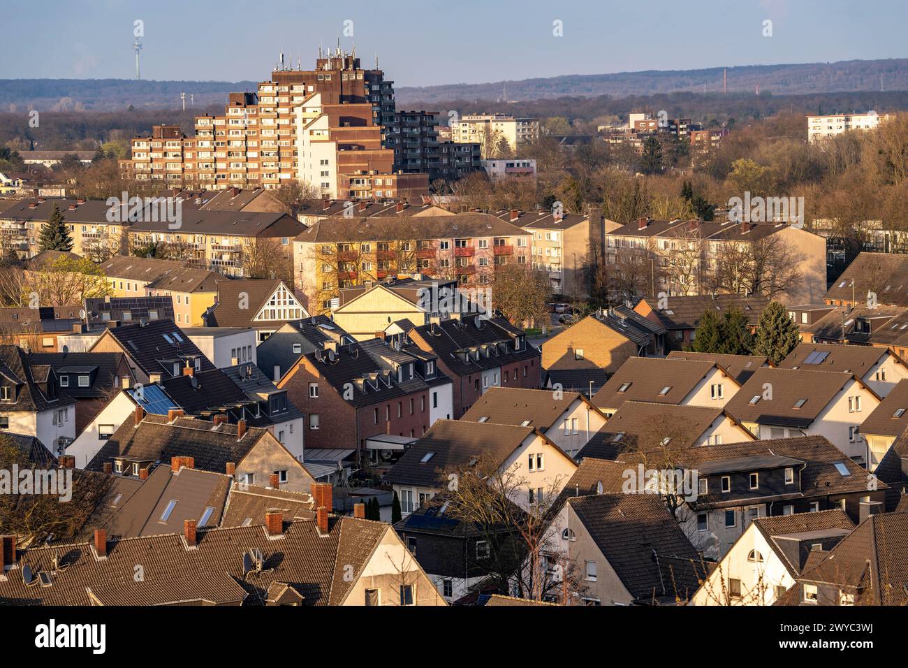 Edifici residenziali nel distretto Duisburg di Wanheim - Angerhausen, grattacieli, condomini NRW, Germania, Foto Stock