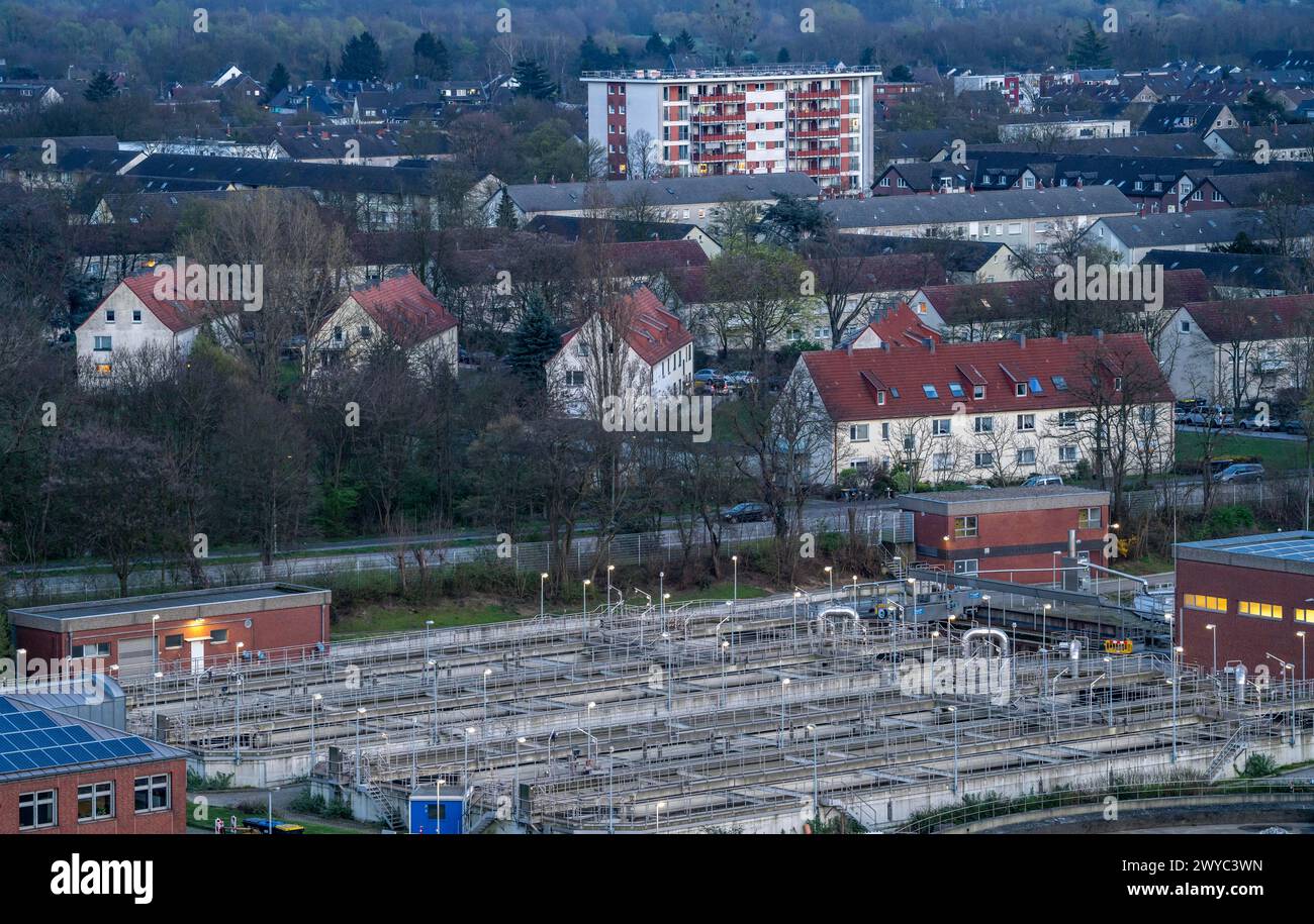 Impianto di depurazione di Duisburg-Huckingen, edifici residenziali nel distretto di Huckingen, NRW, Germania, Foto Stock