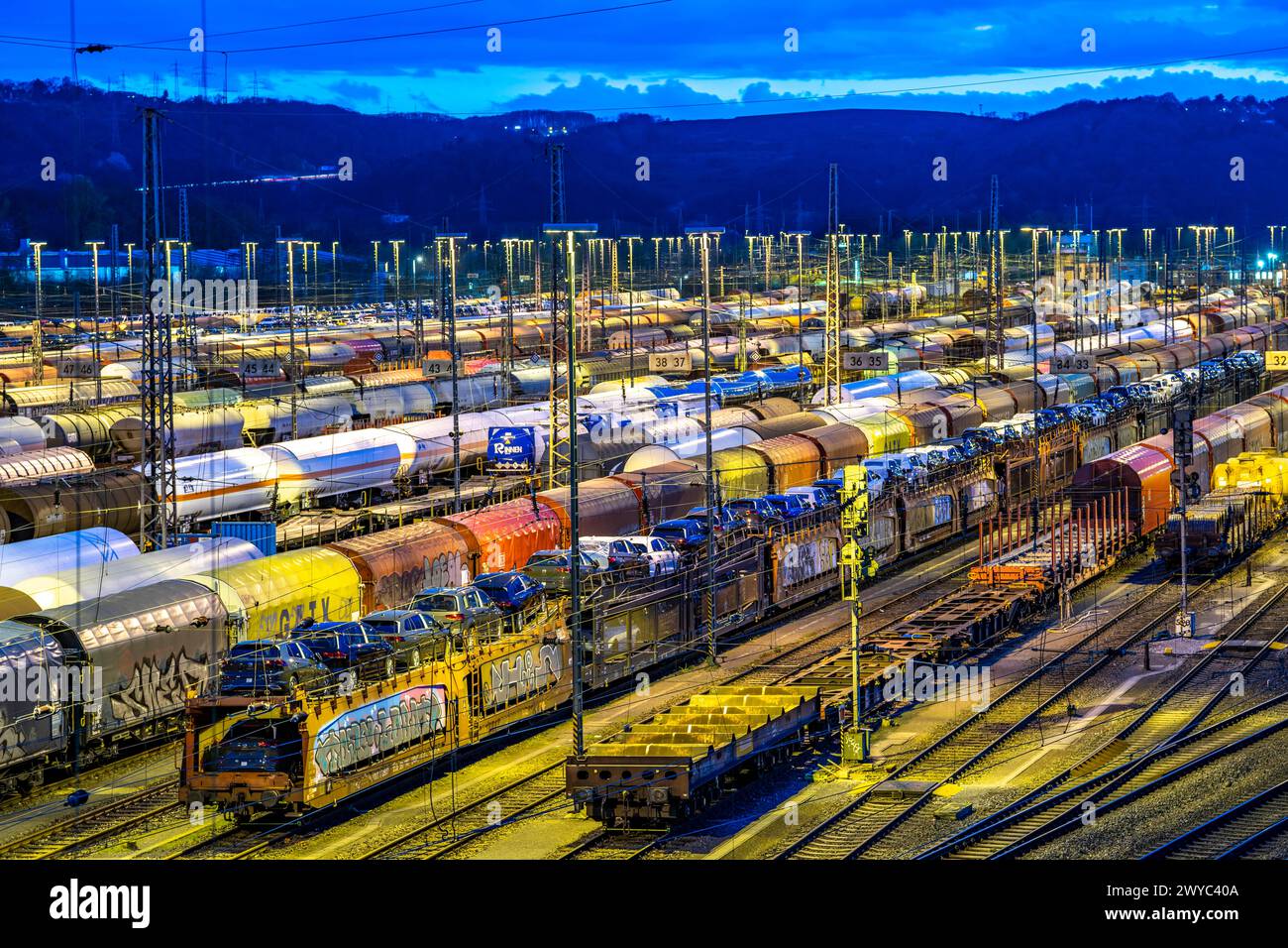 Il cantiere di smistamento Hagen-Vorhalle, uno dei 9 più grandi in Germania, si trova sulla linea ferroviaria Wuppertal-Dortmund e dispone di 40 binari direzionali Foto Stock