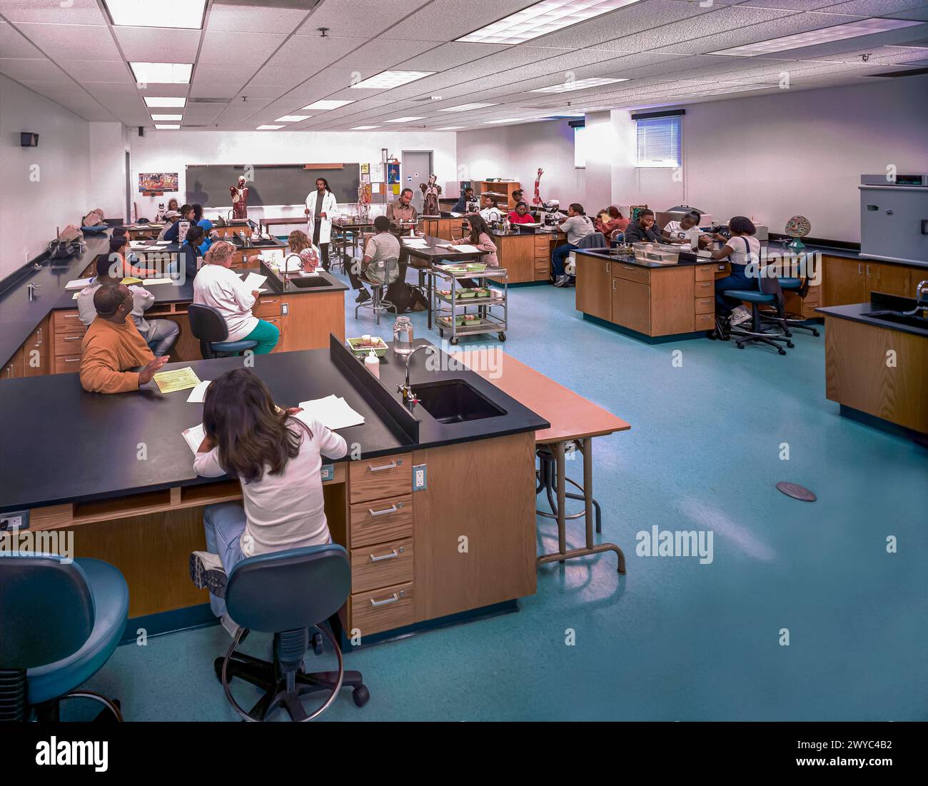 Classe di laboratorio in un'università con studenti minoritari. Foto Stock