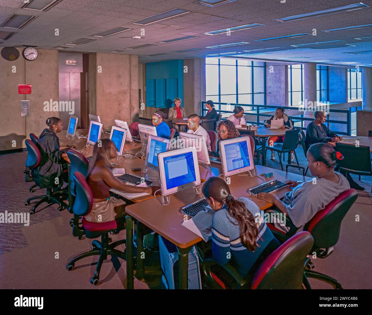 Studenti seduti che utilizzano computer Apple in un workshop presso un'università intorno al 2001. Foto Stock