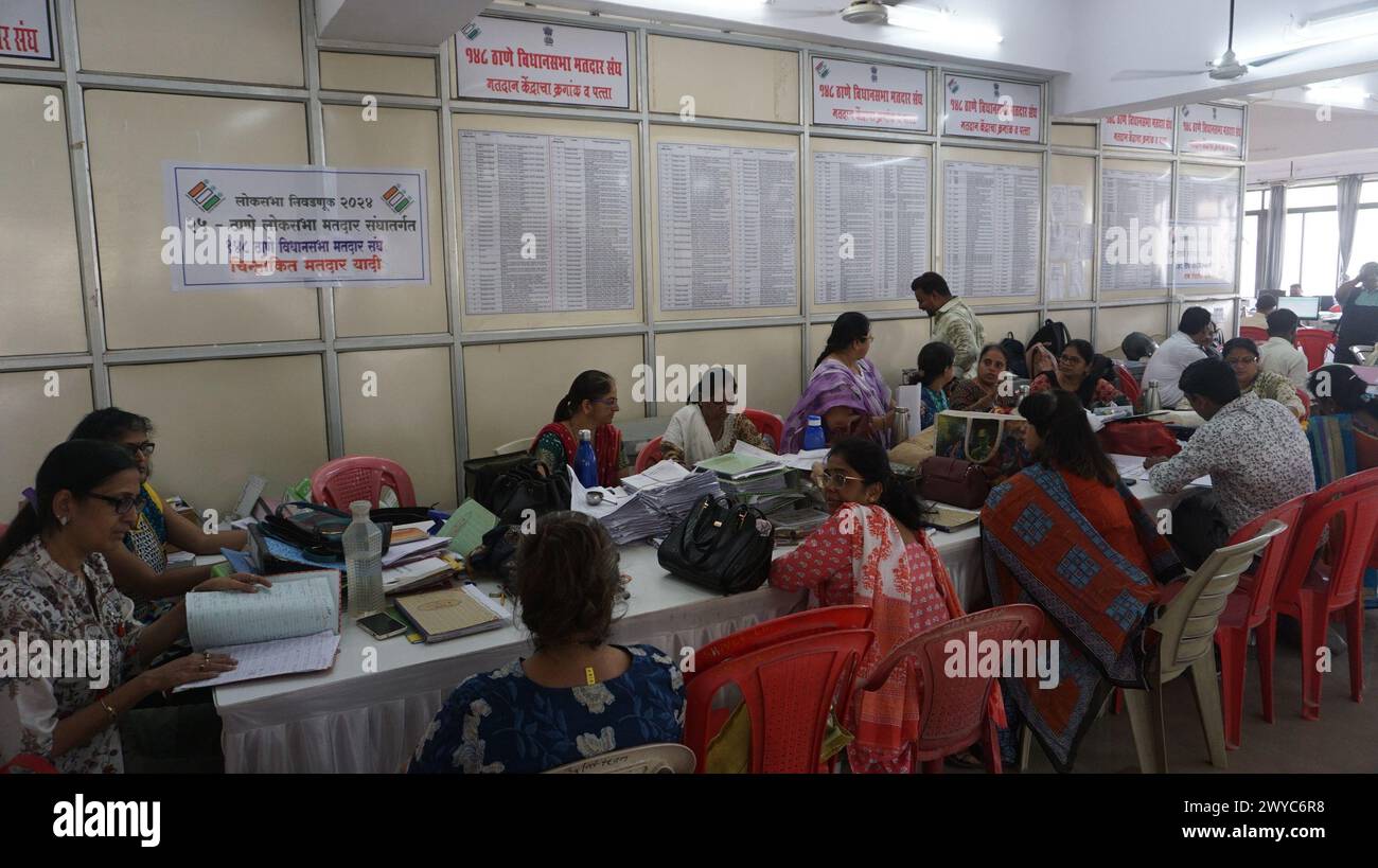 Thane, India. 5 aprile 2024. THANE, INDIA - 4 APRILE: Il funzionario elettorale fa il lavoro per le prossime elezioni di Lok Sabha a Niyojan Bhawan nell'ufficio di Thane Collector il 4 aprile 2024 a Thane, India. (Foto di Praful Gangurde/Hindustan Times/Sipa USA) credito: SIPA USA/Alamy Live News Foto Stock