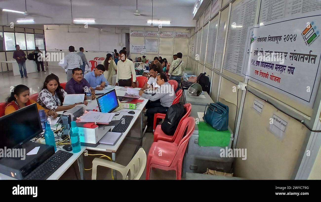 Thane, India. 5 aprile 2024. THANE, INDIA - 4 APRILE: Il funzionario elettorale fa il lavoro per le prossime elezioni di Lok Sabha a Niyojan Bhawan nell'ufficio di Thane Collector il 4 aprile 2024 a Thane, India. (Foto di Praful Gangurde/Hindustan Times/Sipa USA) credito: SIPA USA/Alamy Live News Foto Stock