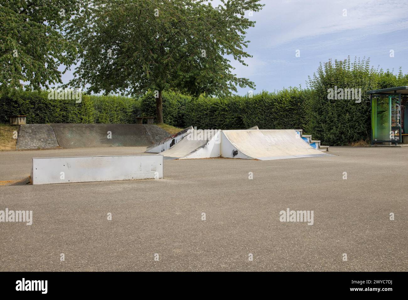 Skate Park con diverse halfpipe in estate Foto Stock