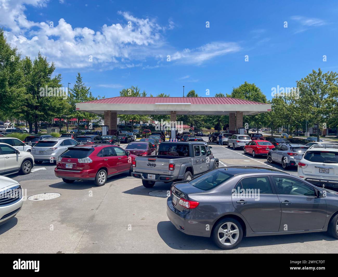 Buford, GA / USA - 13 agosto 2023: Le auto aspettano in lunghe code per acquistare il gas da una stazione di servizio all'ingrosso il 13 agosto 2023 a Buford, GA. Foto Stock