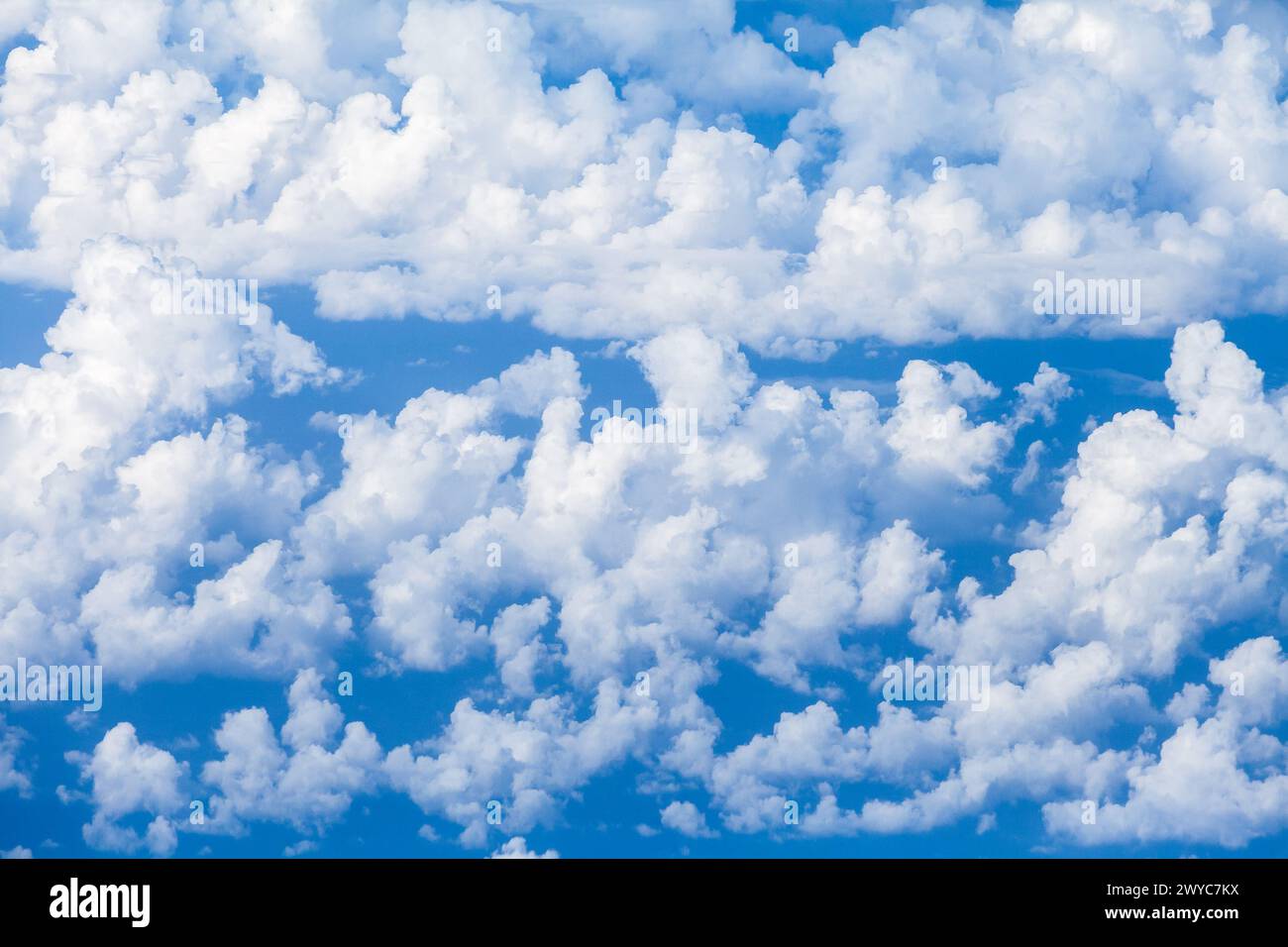 Nuvole e cielo blu, vista dall'aereo Foto Stock