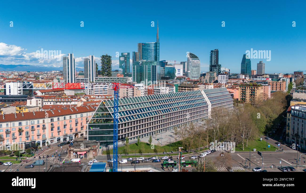 Veduta aerea di Milano e dei grattacieli. Palazzo Lombardia e Bosco verticale. Torre UniCredit, Torre Unipol. Tetto a piramide. Italia Foto Stock