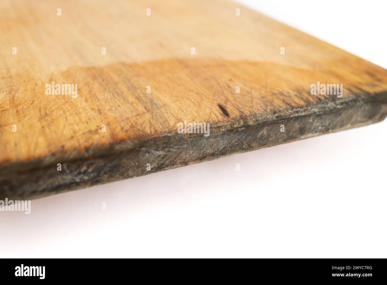 Tagliere in legno con segni di taglio e sagoma nera, primo piano sul bianco Foto Stock