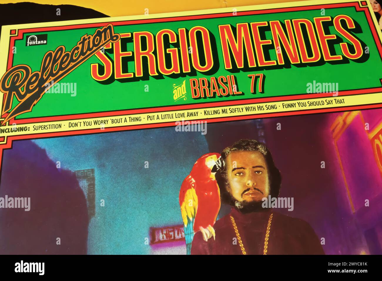 Viersen, Germania - 3 aprile. 2024: Primo piano di Sergio Mendes e Brasil 77 copertina dell'album in vinile retrò Reflections del 1976 Foto Stock