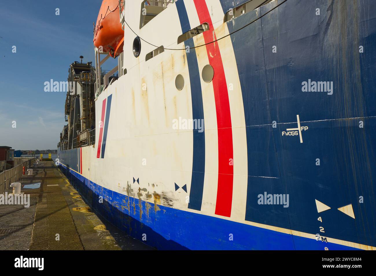 Grande draga e nave portaerei nella chiusa di Shoreham Harbour e Port, West Sussex, Inghilterra Foto Stock