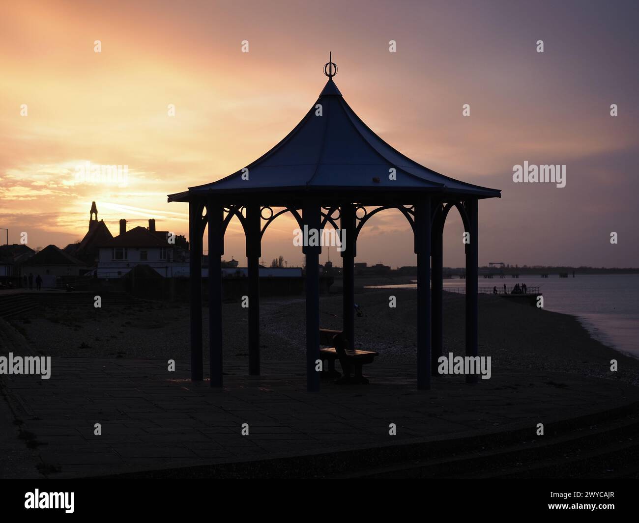 Sheerness, Kent, Regno Unito. 5 aprile 2024. Meteo nel Regno Unito: Tramonto a Sheerness, Kent. Crediti: James Bell/Alamy Live News Foto Stock