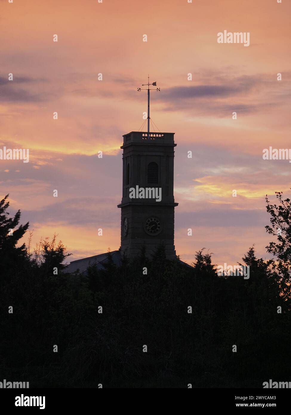 Sheerness, Kent, Regno Unito. 5 aprile 2024. Meteo nel Regno Unito: Tramonto a Sheerness, Kent. Sheerness Dockyard Church, torre dell'orologio e paletta meteorologica. Crediti: James Bell/Alamy Live News Foto Stock