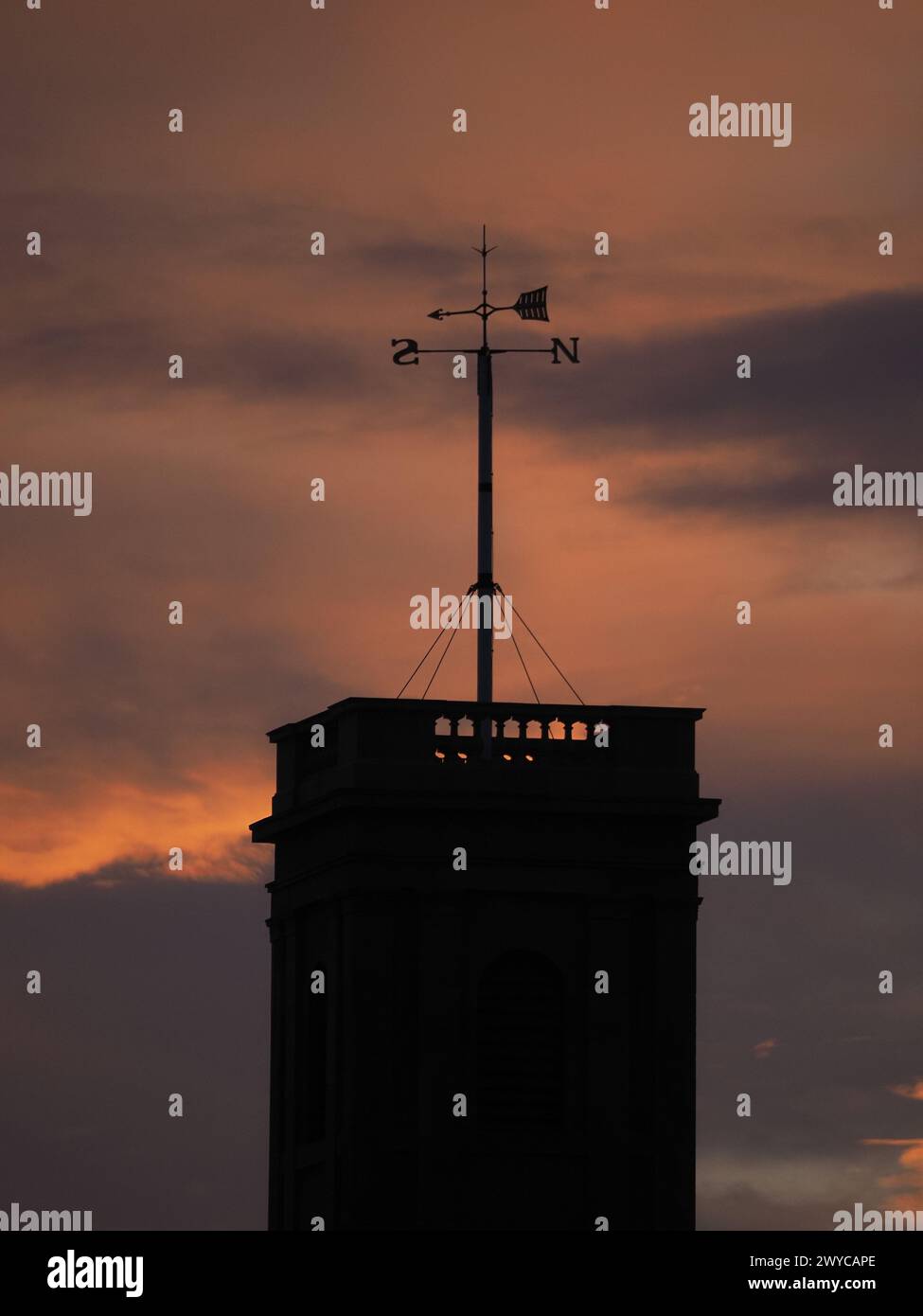 Sheerness, Kent, Regno Unito. 5 aprile 2024. Meteo nel Regno Unito: Tramonto a Sheerness, Kent. Sheerness Dockyard Church, torre dell'orologio e paletta meteorologica. Crediti: James Bell/Alamy Live News Foto Stock