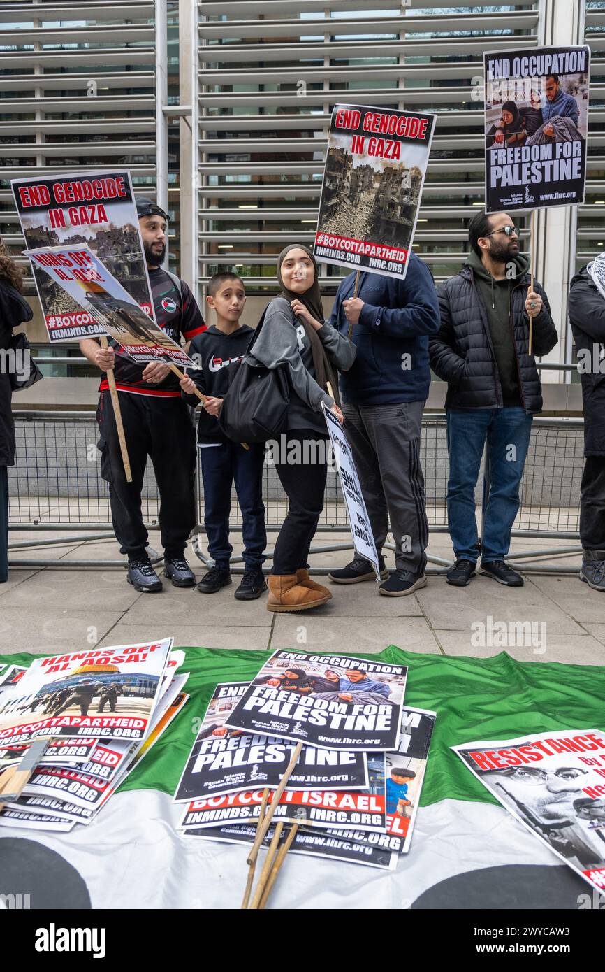05/04/2024. Londra, i manifestanti del Regno Unito partecipano a una manifestazione in occasione della giornata pro-palestinese di al Quds, evento annuale tenutosi l'ultimo venerdì del mese sacro islamico del Ramadan per esprimere sostegno ai palestinesi e opporsi a Israele e al sionismo. Crediti fotografici: Ray Tang Foto Stock