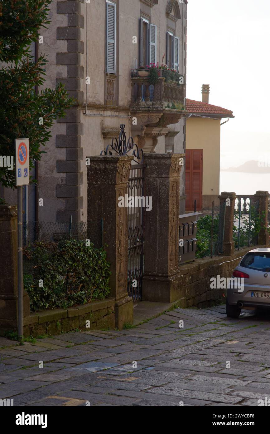 Elegante ingresso storico in pietra di una casa a Montefiascone, regione Lazio, Italia. Aprile 2024 Foto Stock