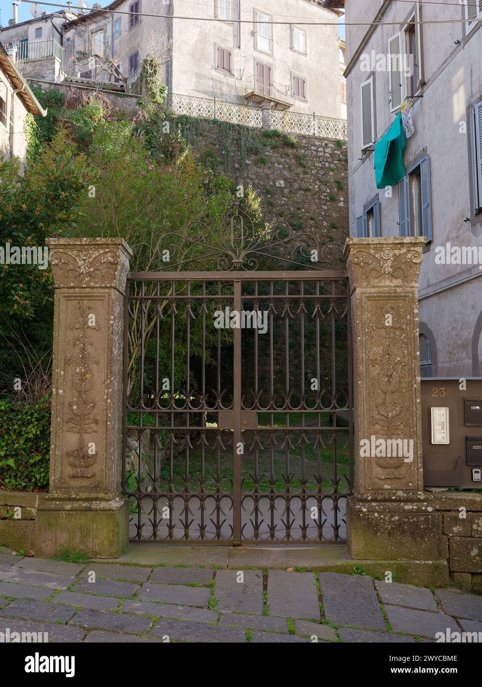 Elegante ingresso storico in pietra di una casa a Montefiascone, regione Lazio, Italia. Aprile 2024 Foto Stock