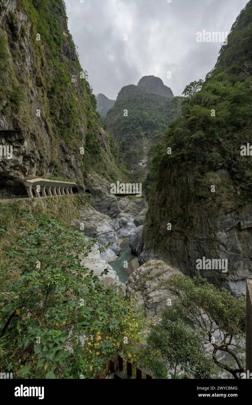 Una vista spettacolare della stretta gola di Taroko con ripide scogliere, un fiume che scorre e una strada isolata Foto Stock