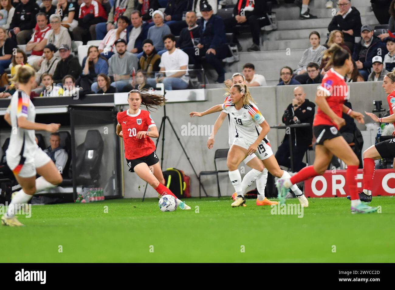 Linz, Austria. 5 aprile 2024. LINZ, AUSTRIA - 5 APRILE: Lilli Purtscheller dell'Austria affronta con Klara Buehl della Germania durante la partita di qualificazione europea femminile UEFA tra Austria e Germania il 5 aprile 2024 a Linz, Austria.240405 SEPA 38 002 - 20240405 PD7493 credito: APA-PictureDesk/Alamy Live News Foto Stock