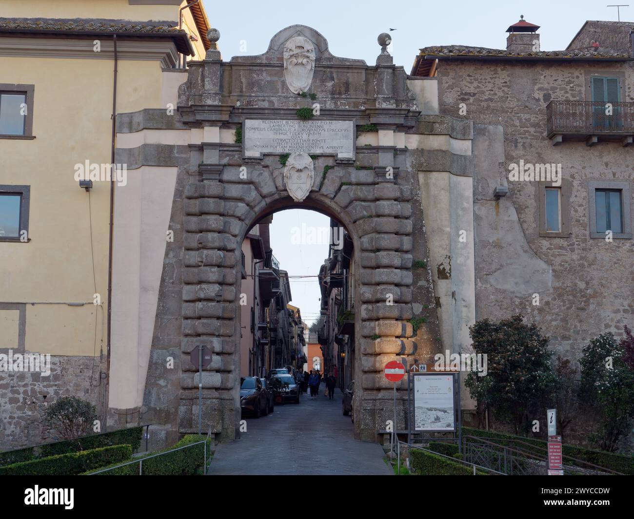 Porta d'ingresso principale della città di Montefiascone, regione Lazio, Italia. Aprile 2024 Foto Stock