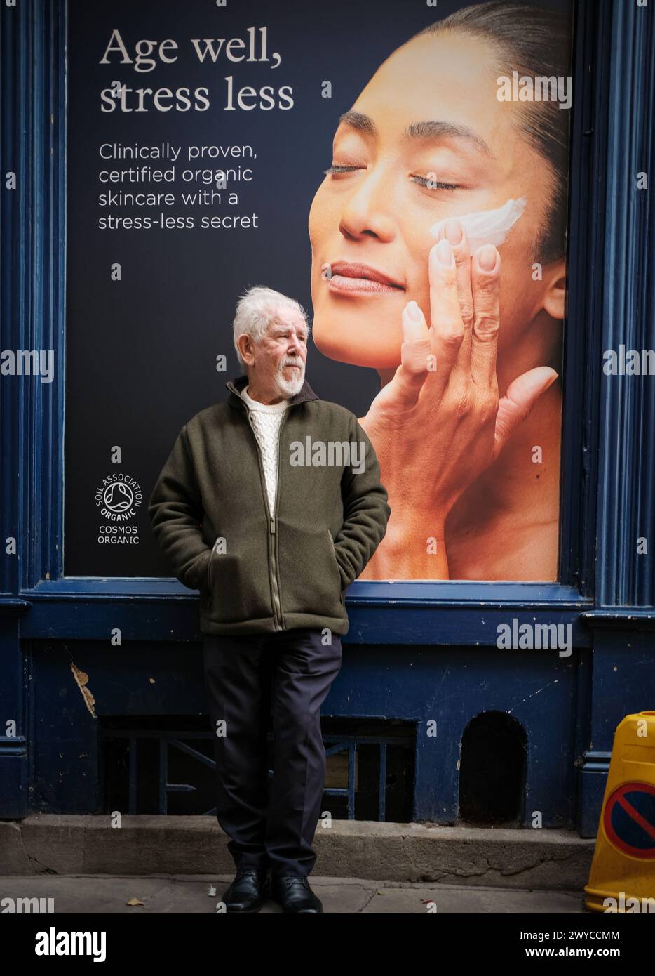 Un uomo anziano che sta considerando Skin Care Foto Stock