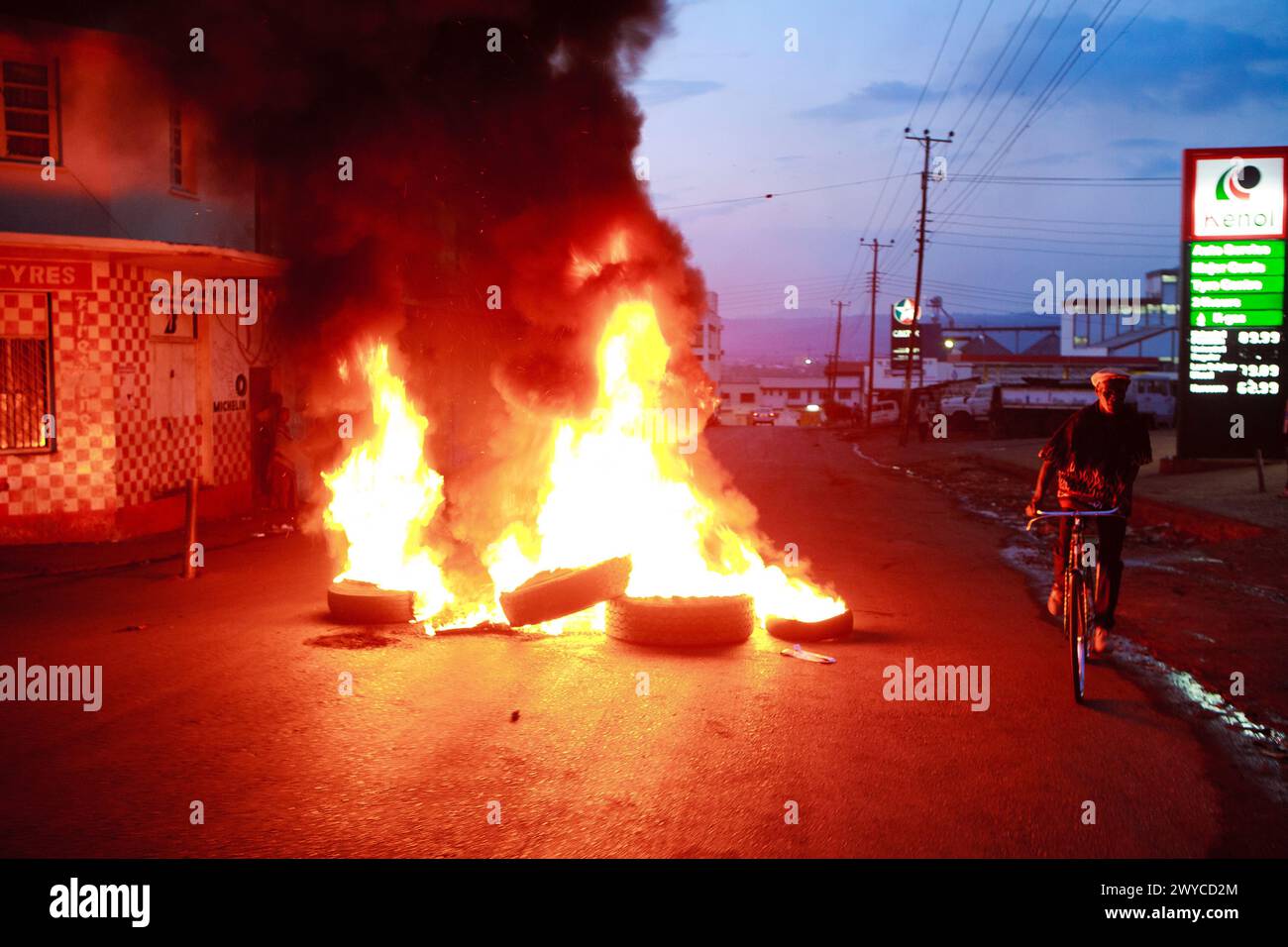 Un blocco stradale in fiamme nel centro di Kisumu fa parte della violenza in fuga in corso dopo le elezioni presidenziali del Kenya del 2007. Kisumu, contea di Kisumu, Foto Stock