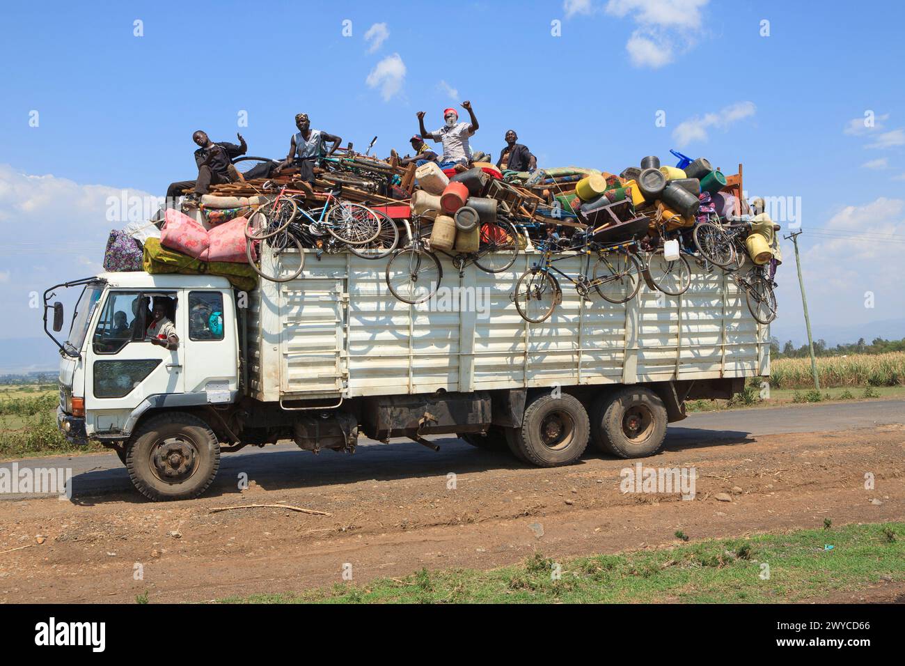 Un camion sovraccarico che trasporta sfollati interni e i loro effetti personali, che fuggono dalla violenza in seguito all'electio presidenziale keniota del 2007 Foto Stock