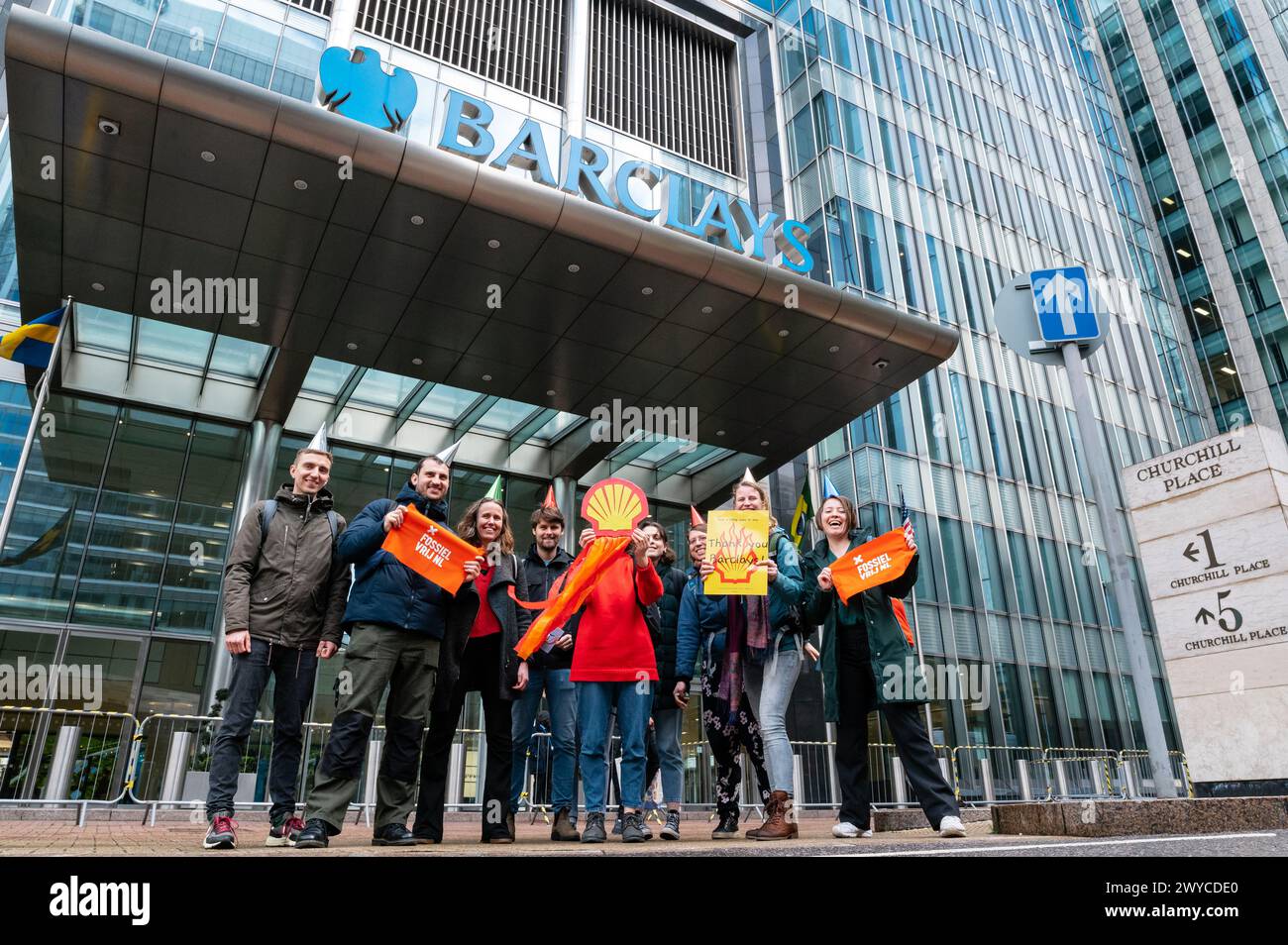 Londra, Regno Unito. 5 aprile 2024. Gli attivisti per il clima di Fossil Free Nederland e Fossil Free London hanno organizzato una protesta fuori dalla sede di Barclays al molo delle Canarie. I manifestanti sono contrari al finanziamento da parte di Barclays della compagnia petrolifera Shell da 10 miliardi di dollari l'anno. Crediti: Andrea Domeniconi/Alamy Live News Foto Stock