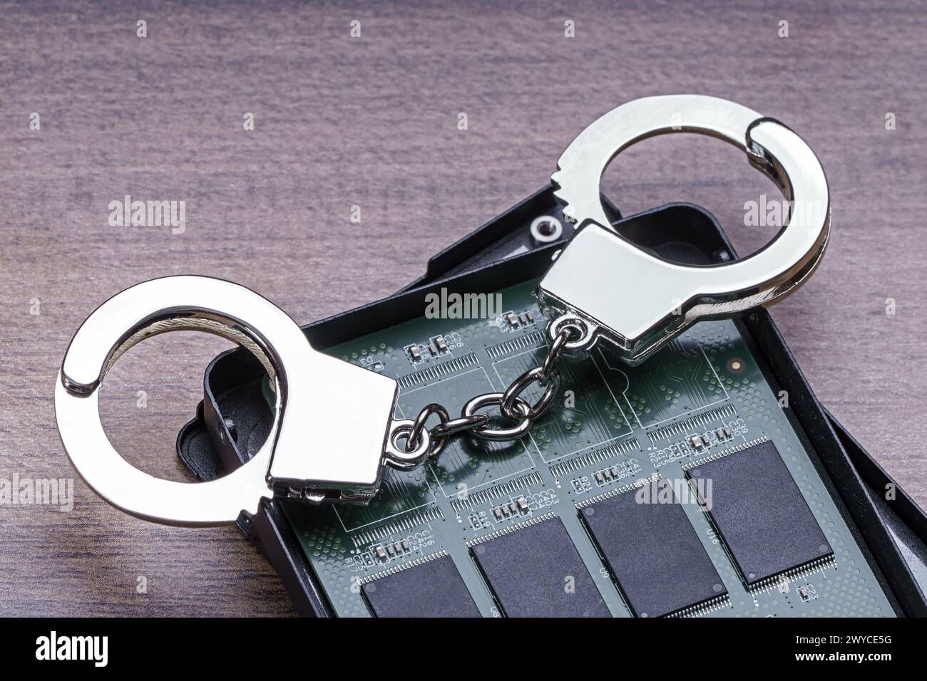 Aprire l'unità a stato solido con le manette. Punizione per furto di dati personali e informazioni Foto Stock