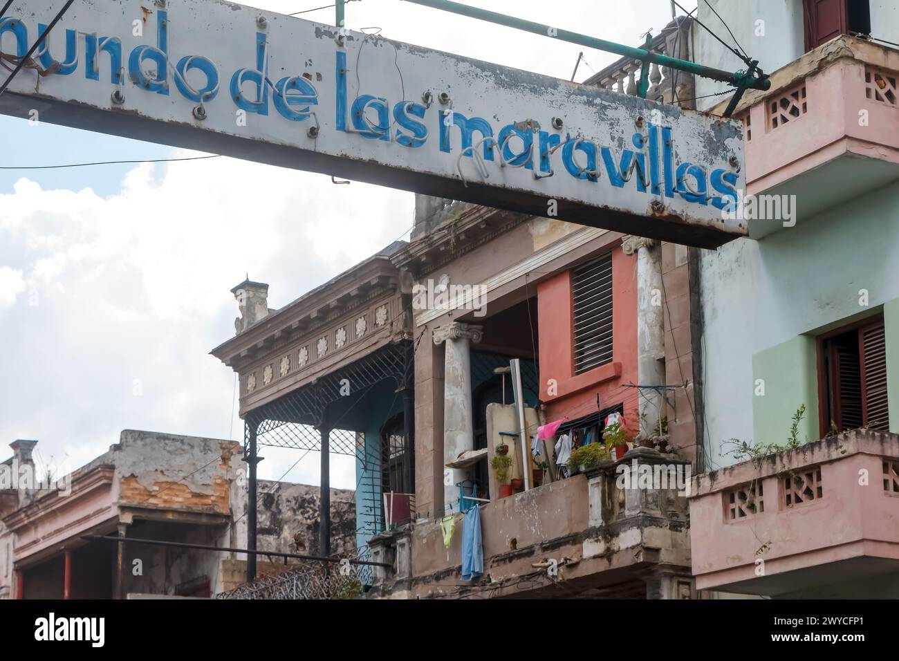 Cartello Mundo de Maravillas, facciate di edifici intemprati a l'Avana, Cuba Foto Stock