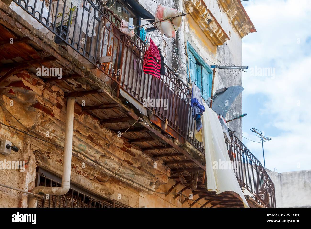 I vestiti si asciugano sul balcone di un edificio danneggiato a l'Avana, Cuba Foto Stock