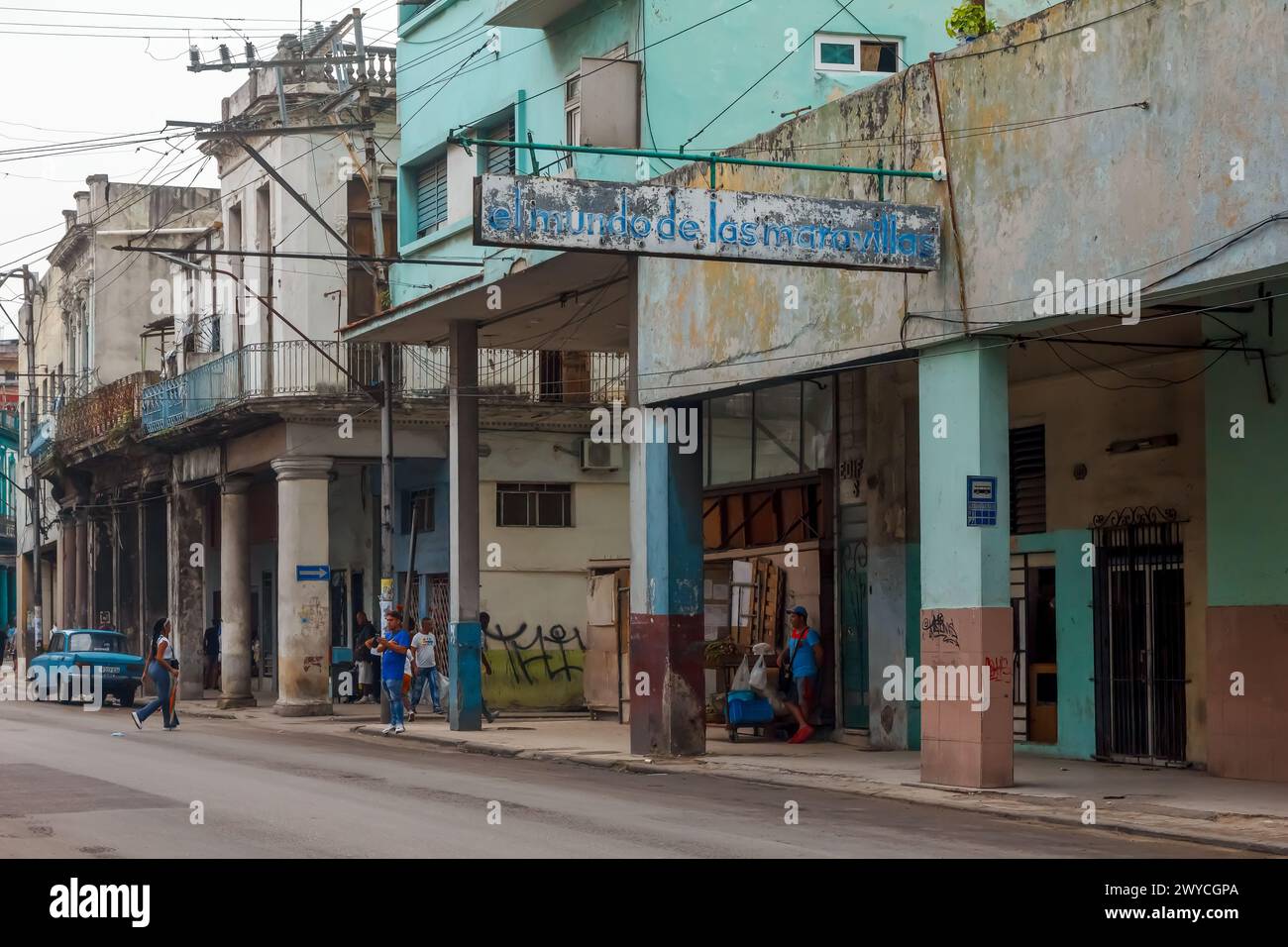 Cartello Mundo de Maravillas, facciate di edifici intemprati a l'Avana, Cuba Foto Stock