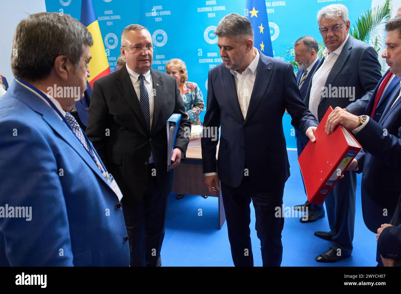 Bucarest, Romania. 5 aprile 2024: (L-R) Nicolae Ciuca, presidente del Partito Nazionale Liberale (PNL), Marcel Ciolacu, presidente del Partito Socialdemocratico (PSD) e Mihai Tudose, deputato PSD, lascia l'Ufficio elettorale centrale dopo la presentazione dell'elenco dei candidati del Partito socialdemocratico (PSD) - Alleanza Nazionale Liberale (PNL) per le elezioni del Parlamento europeo. Crediti: Lucian Alecu/Alamy Live News Foto Stock