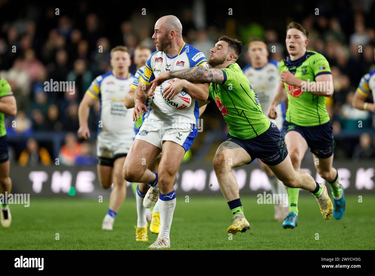 Connor Wrench dei Warrington Wolves affronta Matt Frawley di Leeds Rhino (a sinistra) durante il Betfred Super League match all'AMT Headingley Rugby Stadium di Leeds. Data foto: Venerdì 5 aprile 2024. Foto Stock