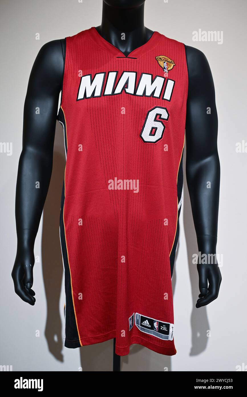 LeBron James Miami Heat 2011 NBA Finals ha indossato una maglia in mostra durante le aste della "settimana dello sport" al Sotheby's di New York City il 5 aprile 2024. Foto Stock
