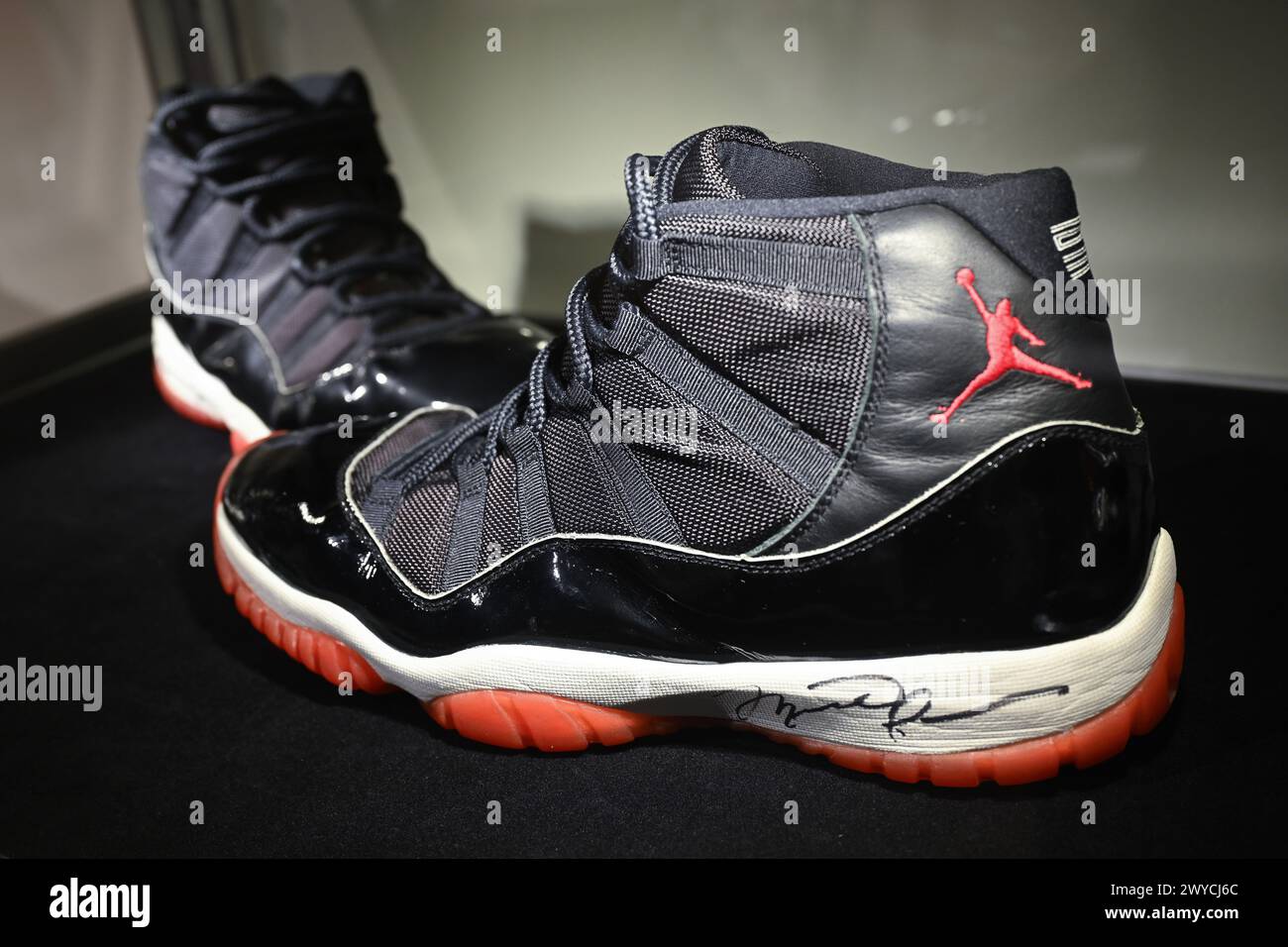 Le scarpe firmate da Michael Jordan Air Jordan 11 indossate durante la gara 5 delle finali NBA 1996 sono esposte durante le aste della "settimana dello sport" a Sotheby's in New Foto Stock