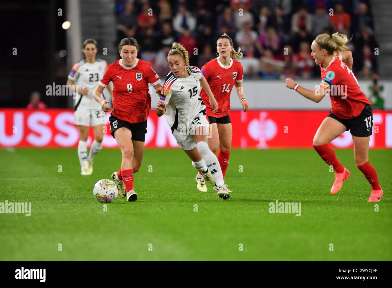 Linz, Austria. 5 aprile 2024. LINZ, AUSTRIA - 5 APRILE: Barbara Dunst dell'Austria si reca con Giulia Gwinn della Germania durante la partita di qualificazione europea femminile UEFA tra Austria e Germania il 5 aprile 2024 a Linz, Austria.240405 SEPA 38 004 - 20240405 PD8489 credito: APA-PictureDesk/Alamy Live News Foto Stock