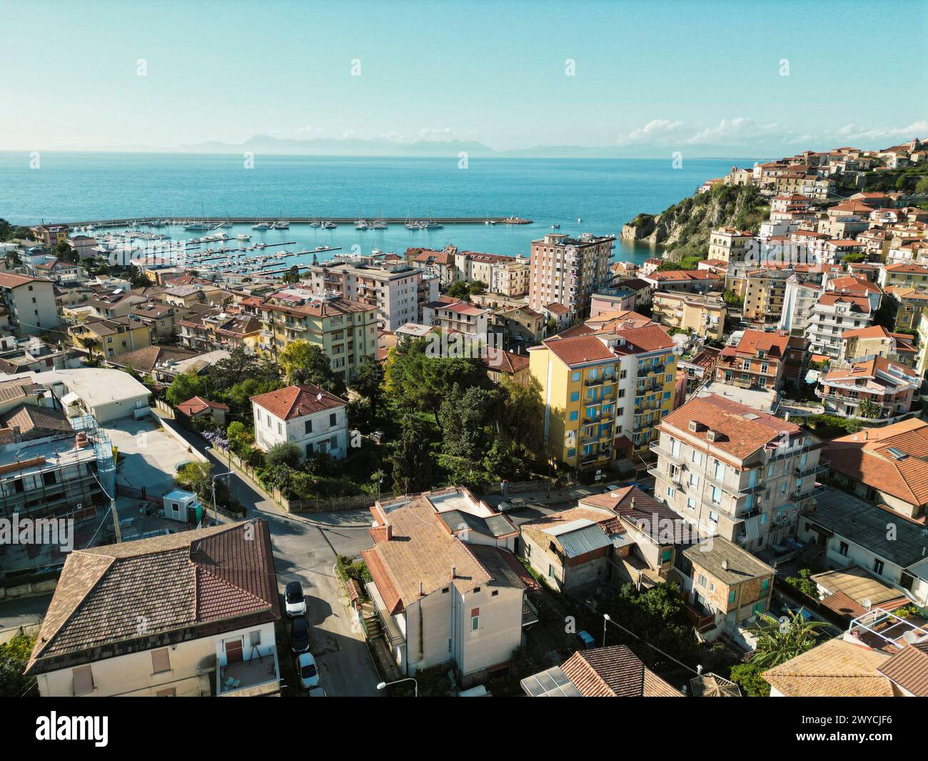 Agropoli: Maestosa vista aerea di una gemma costiera nel sud Italia, che offre paesaggi spettacolari e ricco patrimonio culturale. Foto Stock