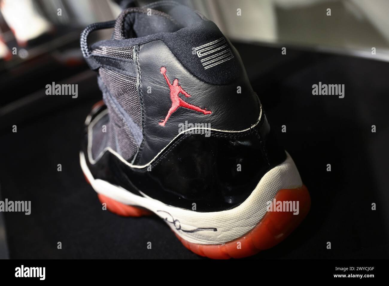 Le scarpe firmate da Michael Jordan Air Jordan 11 indossate durante la gara 5 delle finali NBA 1996 sono esposte durante le aste della "settimana dello sport" a Sotheby's in New Foto Stock