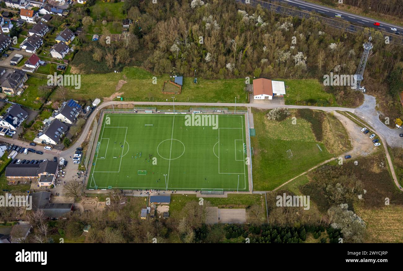 Vista aerea, stadio di calcio Reiserpfad, Turnerschaft Duisburg-Rahm 1906 e.V., giocatori di calcio sul campo, Rahm, Duisburg, zona della Ruhr, Renania settentrionale-occidentale Foto Stock
