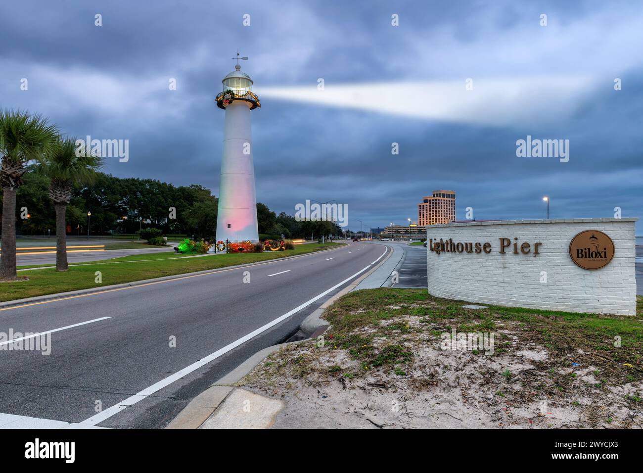 Il fascio del faro di Biloxi sullo sfondo di un cielo tempestoso drammatico a Biloxi, Mississippi, Stati Uniti. Foto Stock